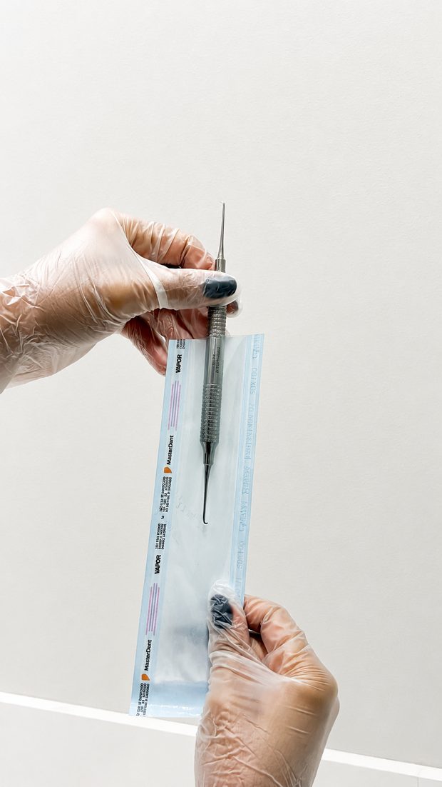 Instrumental odontológico embalado individualmente em envelope próprio para esterilização