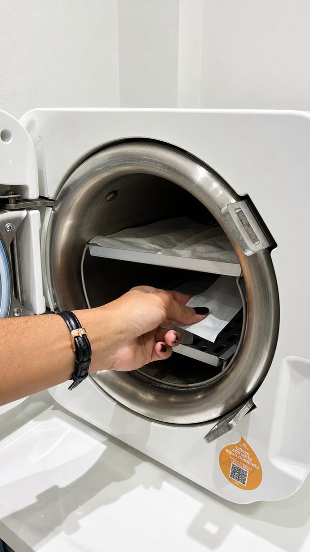 Bandejas com instrumental embalado sendo colocadas na autoclave da Clínica ALOL